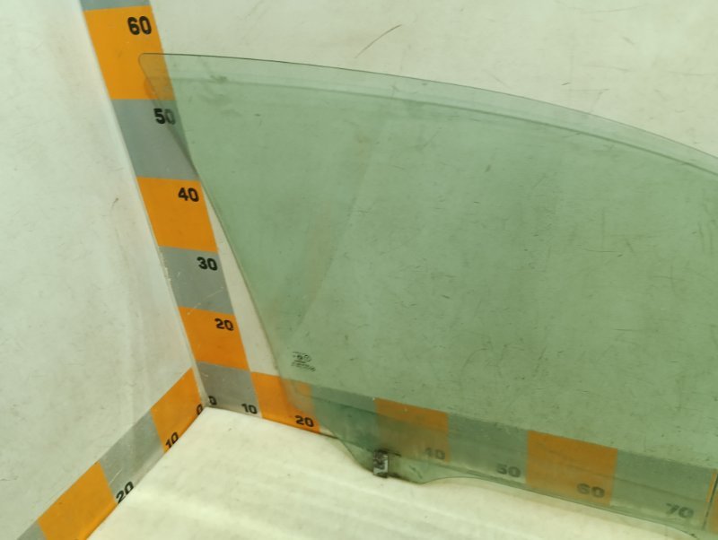 Стекло двери передней левой