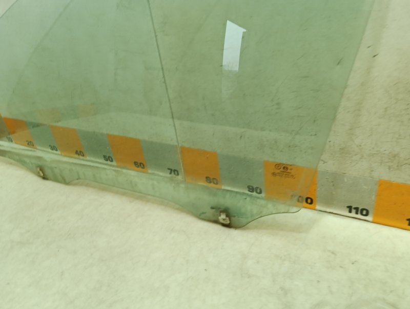 Стекло двери передней левой