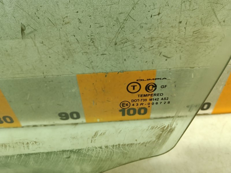 Стекло двери передней левой