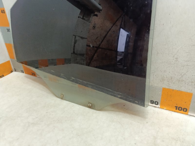 Стекло двери задней правой