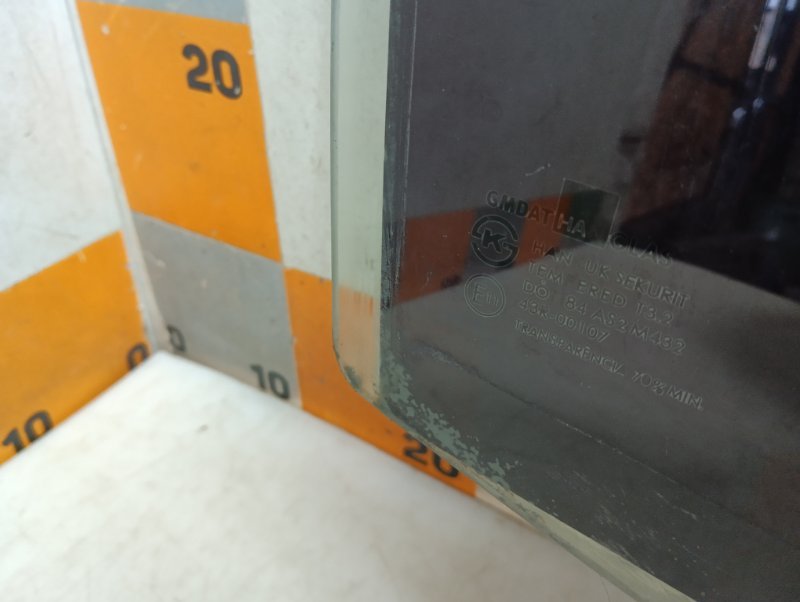 Стекло двери задней правой