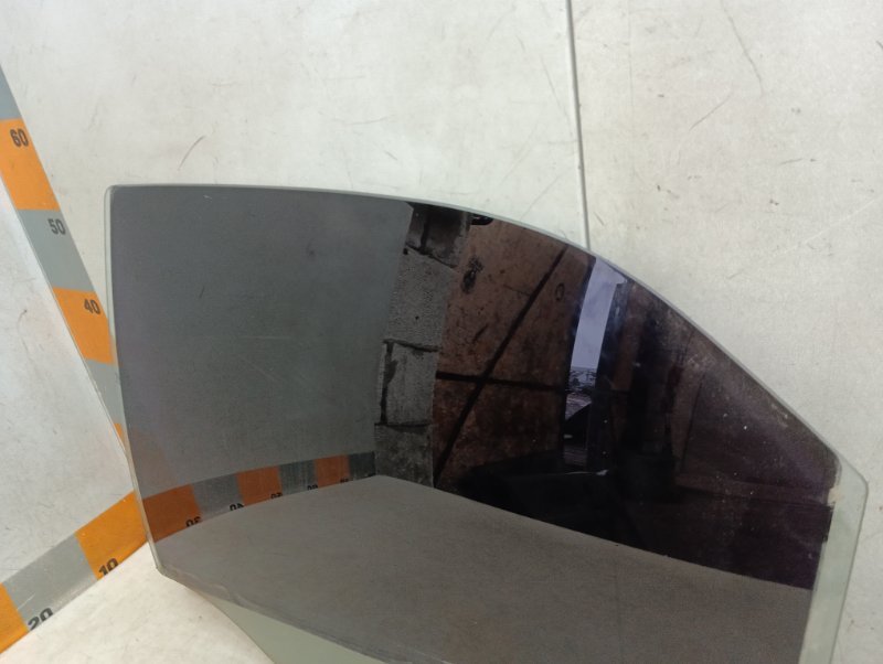 Стекло двери задней левой