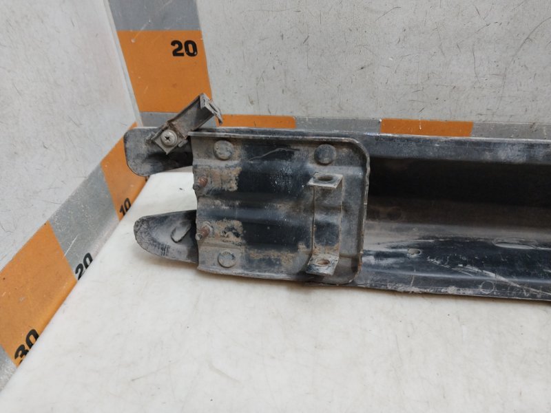 Усилитель переднего бампера