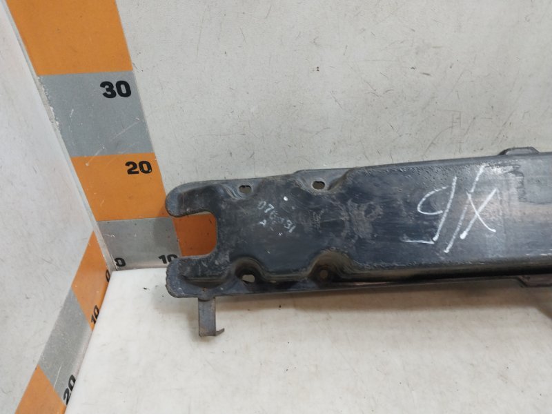 Усилитель переднего бампера