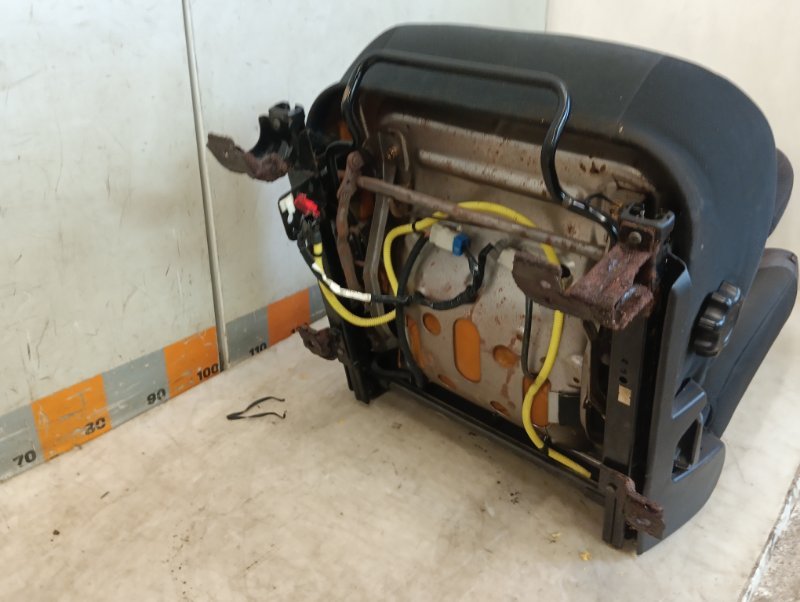 Сиденье переднее левое