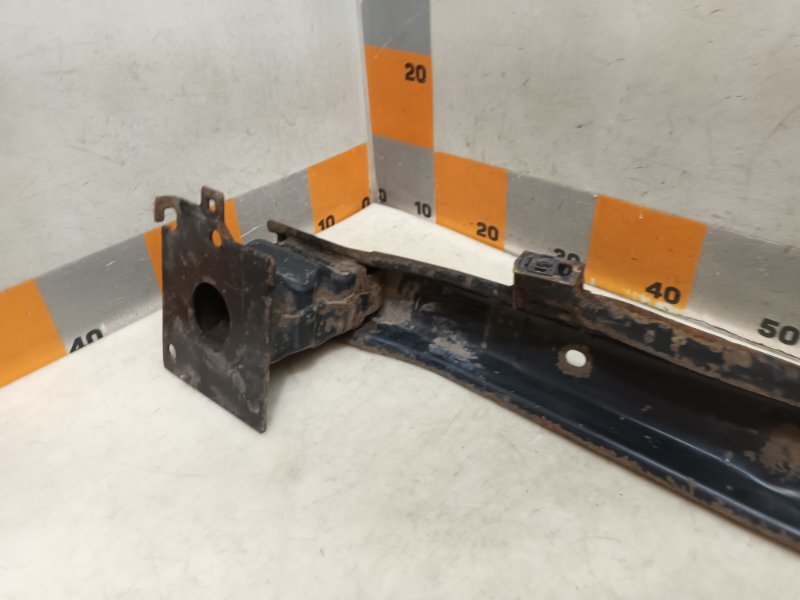 Усилитель переднего бампера