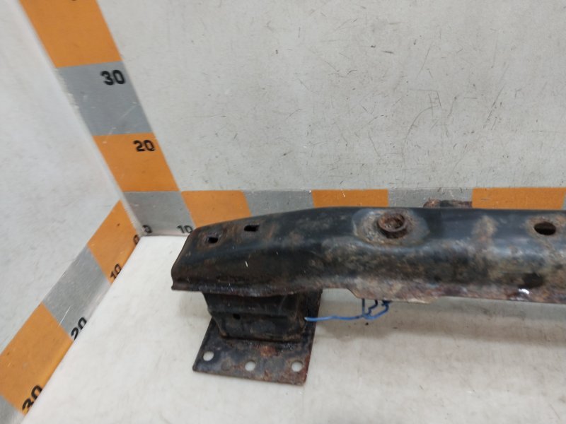 Усилитель переднего бампера