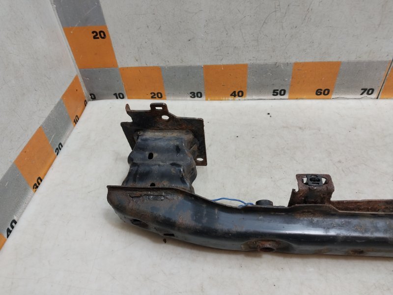 Усилитель переднего бампера