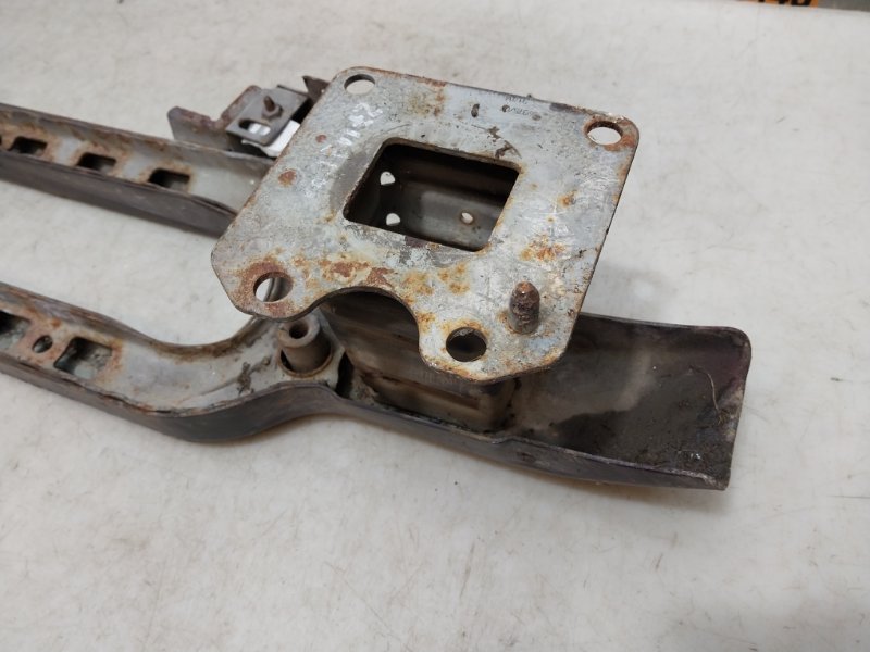 Усилитель переднего бампера