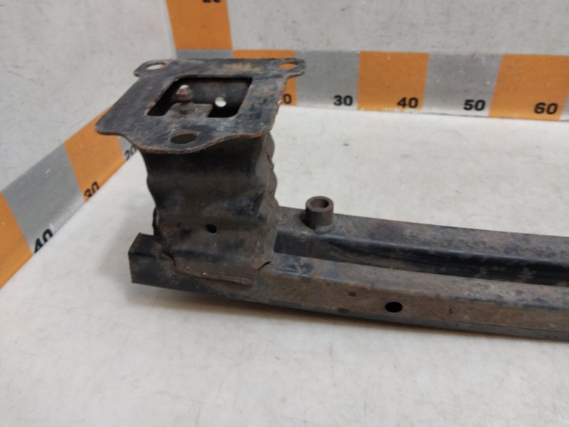 Усилитель переднего бампера