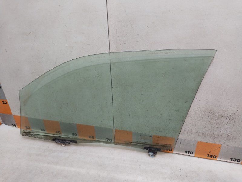 Стекло двери передней правой