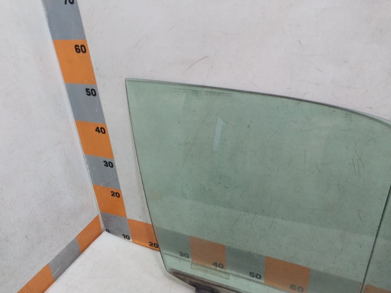 Стекло двери передней правой