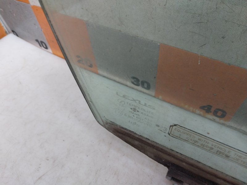 Стекло двери передней правой