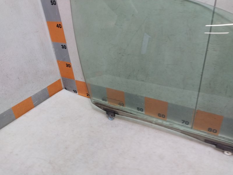 Стекло двери передней правой