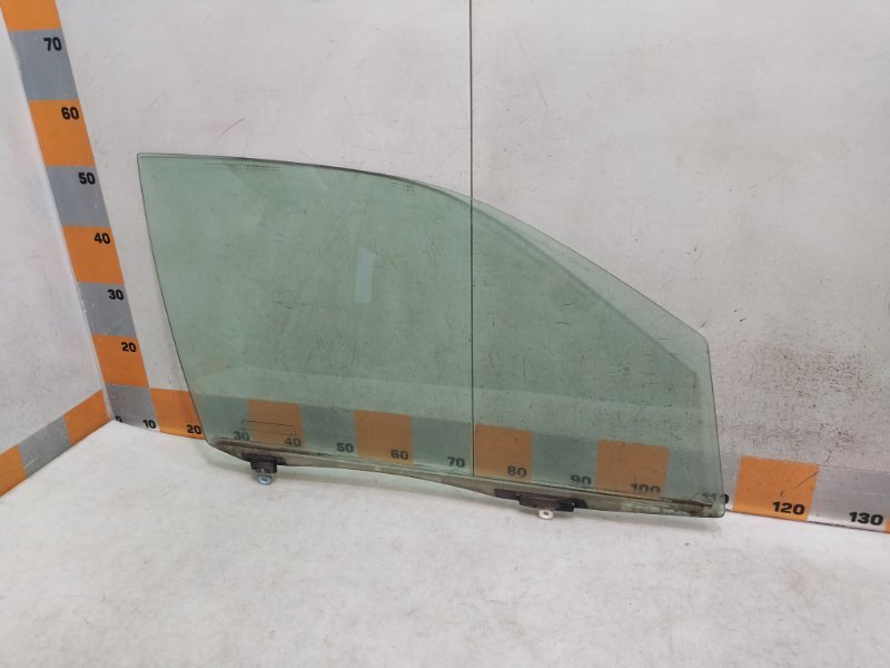 Стекло двери передней правой
