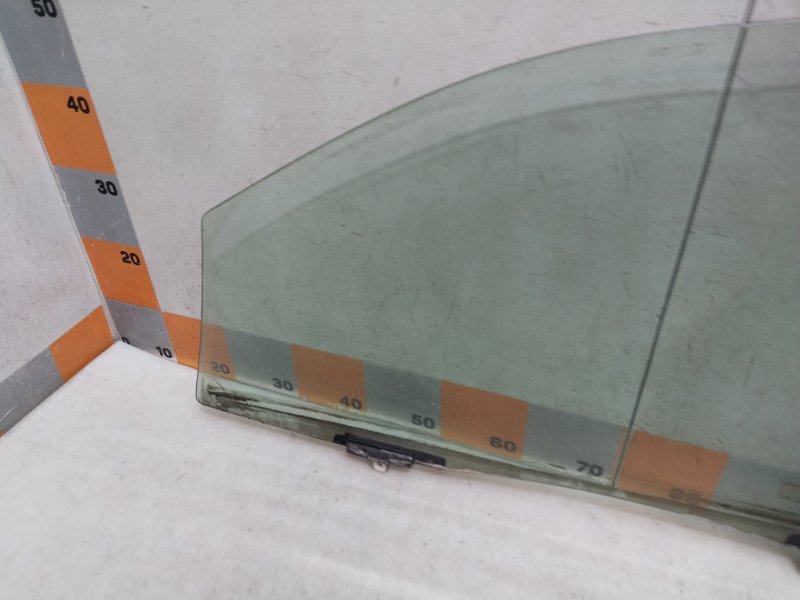 Стекло двери передней правой