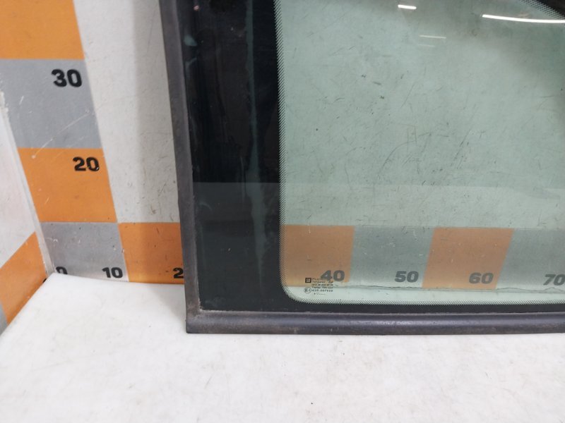 Стекло кузовное глухое левое