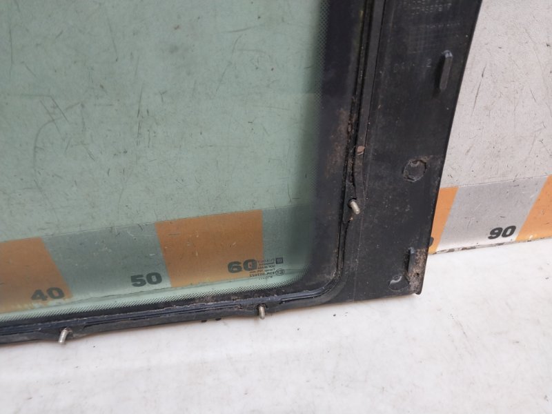 Стекло кузовное глухое левое