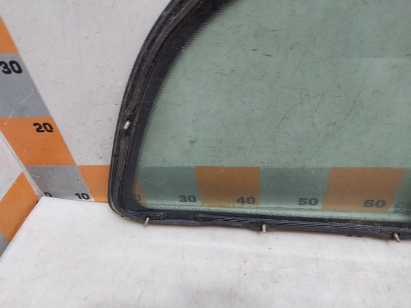 Стекло кузовное глухое левое