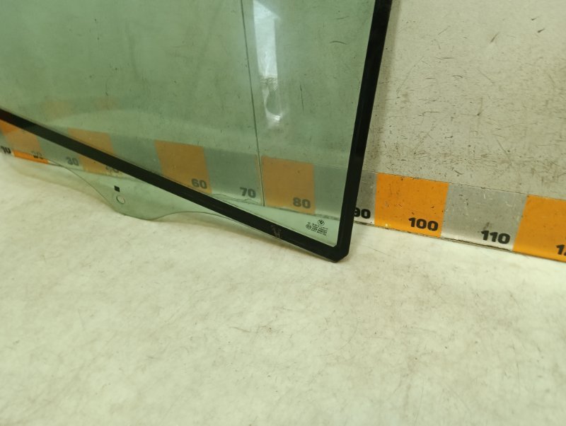 Стекло двери задней правой