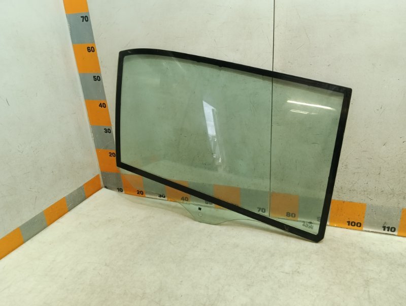 Стекло двери задней правой