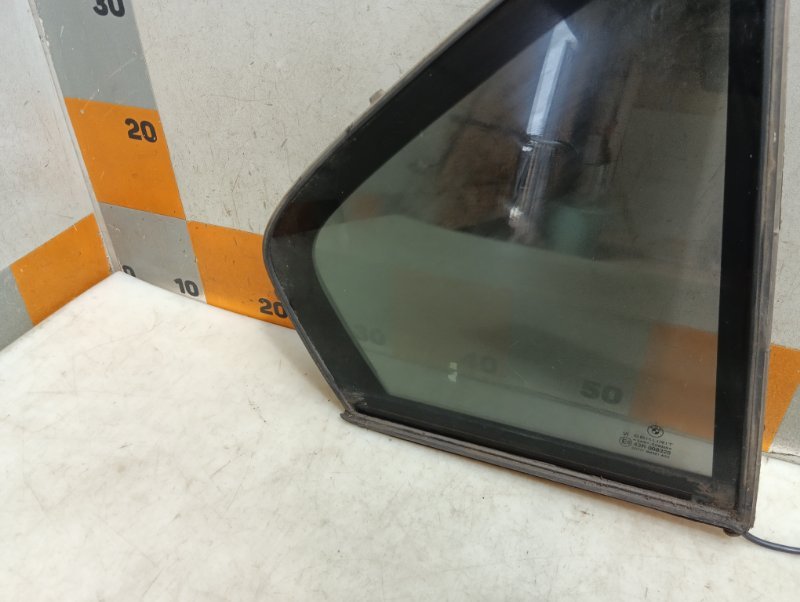 Стекло двери задней правой