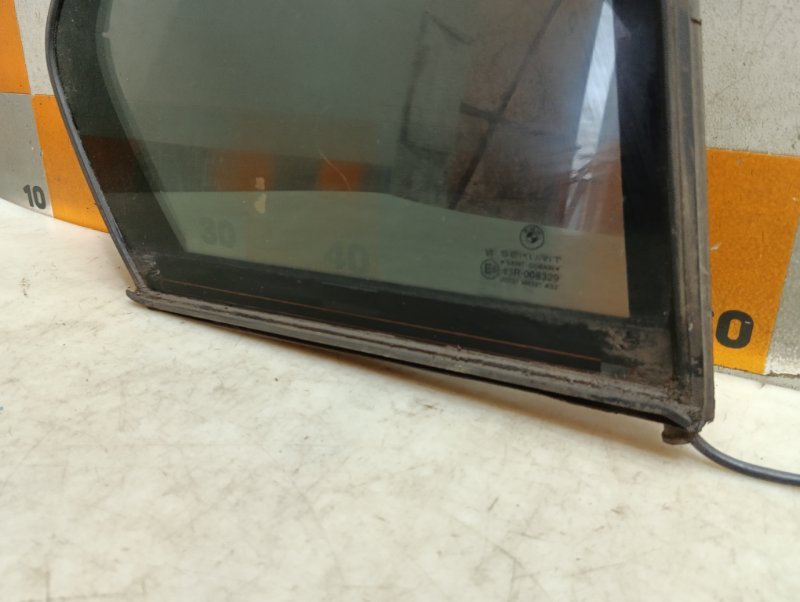 Стекло двери задней правой