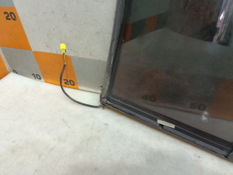 Стекло двери задней правой