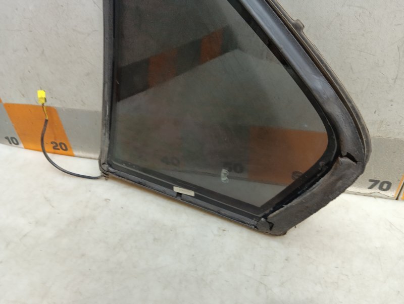 Стекло двери задней правой