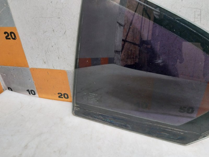 Стекло двери задней левой