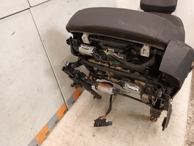 Сиденье переднее левое