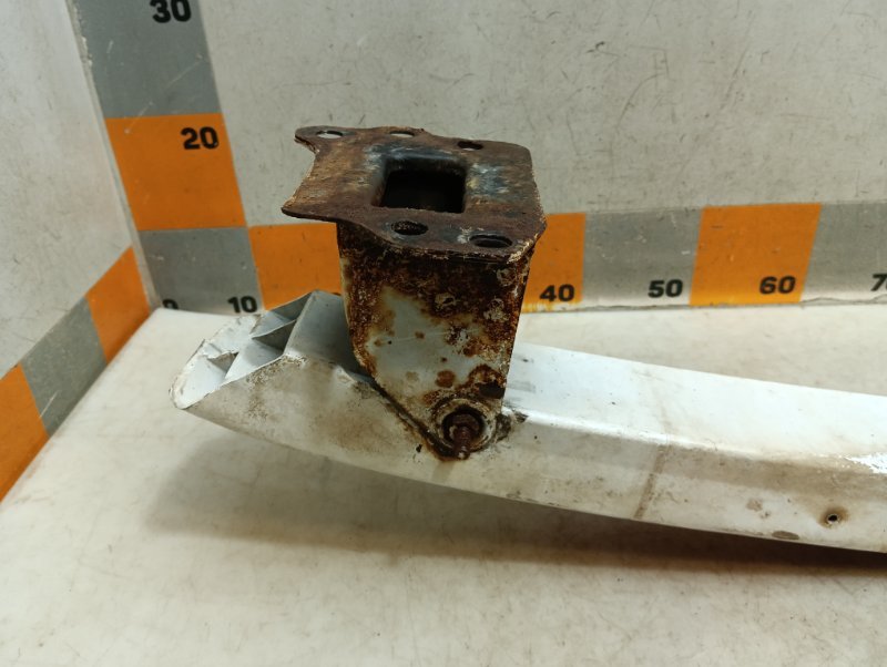 Усилитель переднего бампера