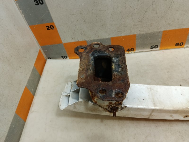 Усилитель переднего бампера