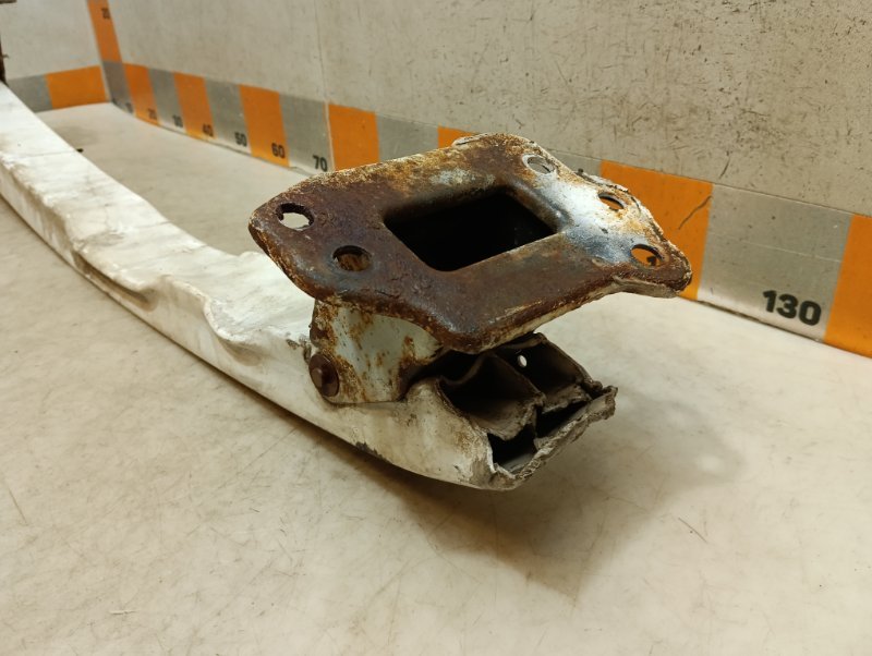 Усилитель переднего бампера