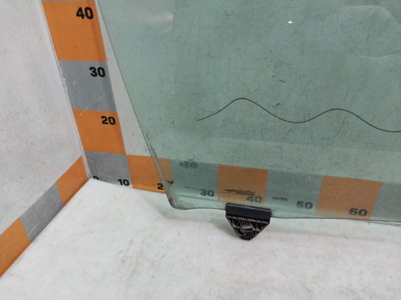 Стекло двери передней правой