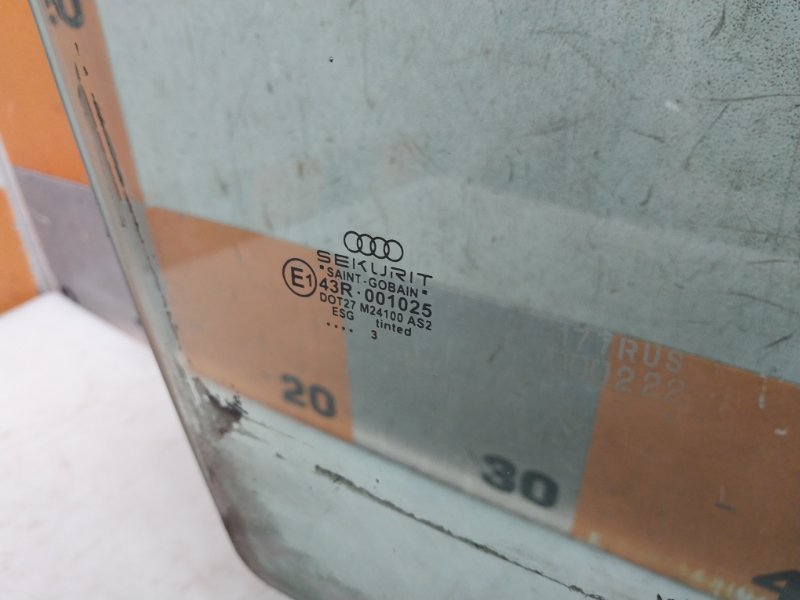 Стекло двери передней правой