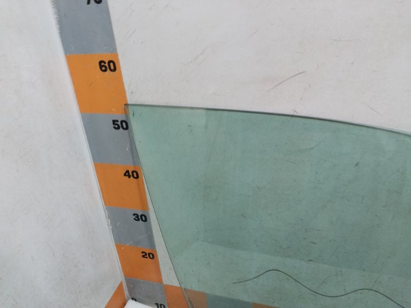 Стекло двери передней правой