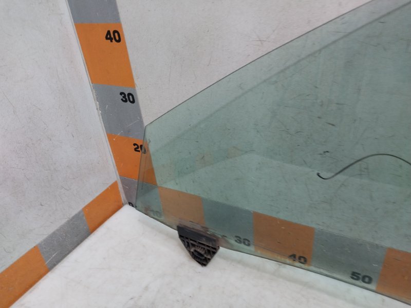 Стекло двери передней левой