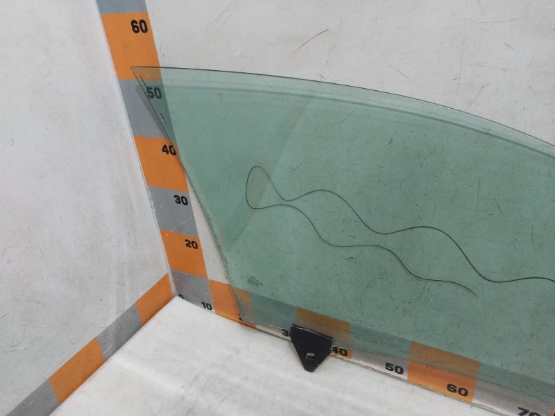 Стекло двери передней левой