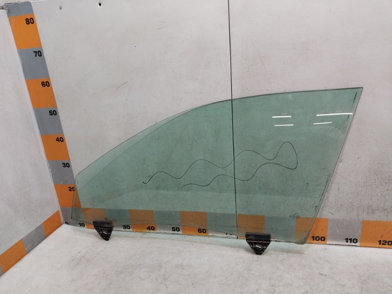 Стекло двери передней левой