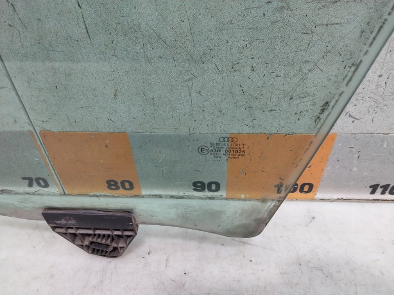 Стекло двери передней левой