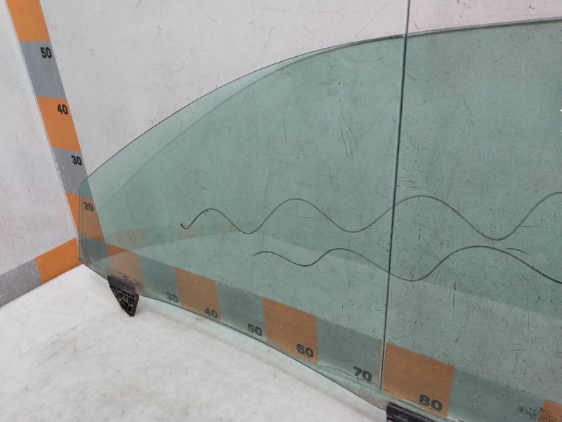 Стекло двери передней левой