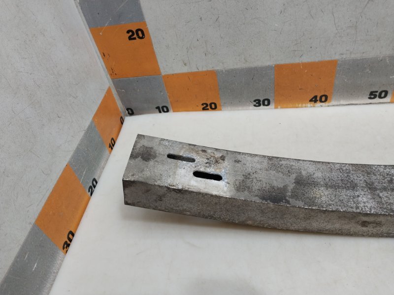 Усилитель переднего бампера