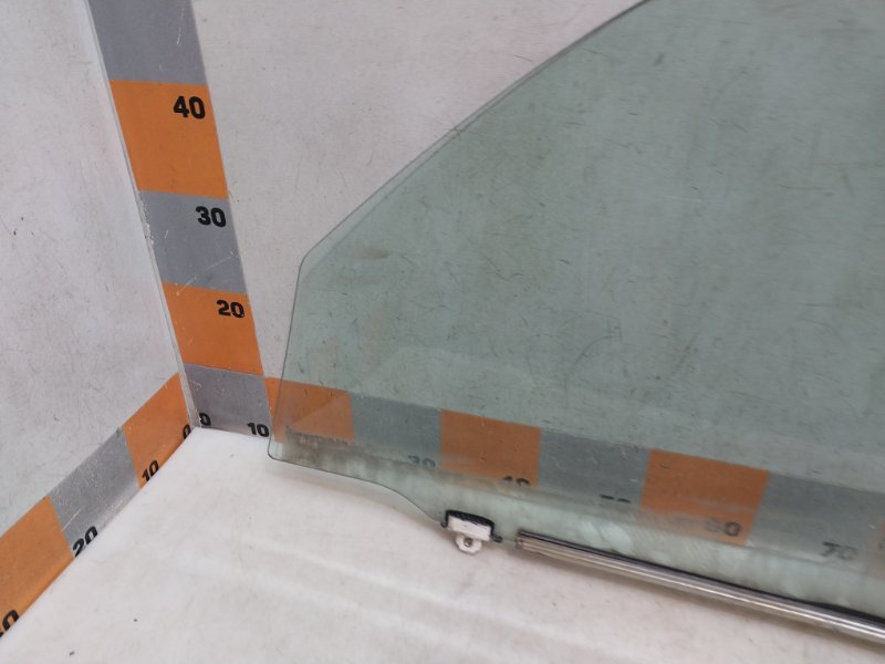 Стекло двери передней правой