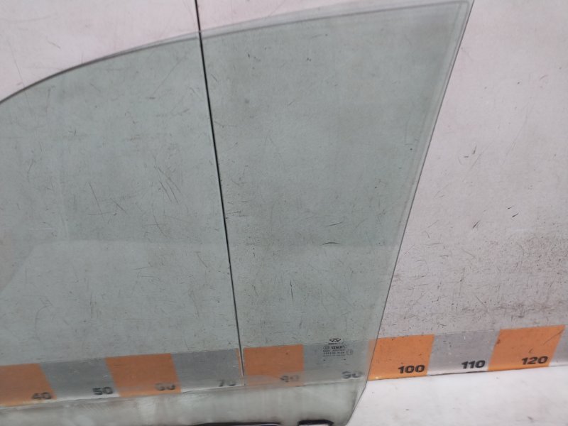 Стекло двери передней правой