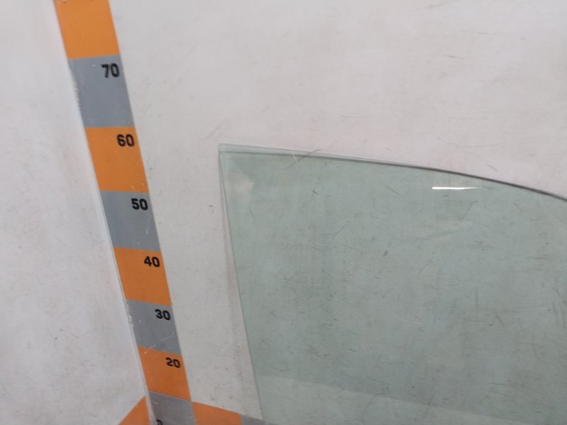 Стекло двери передней правой