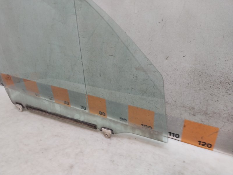 Стекло двери передней правой