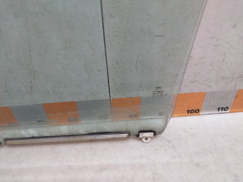 Стекло двери передней правой