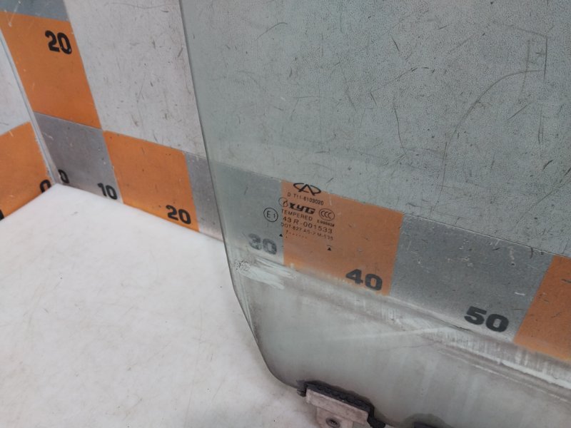 Стекло двери передней правой