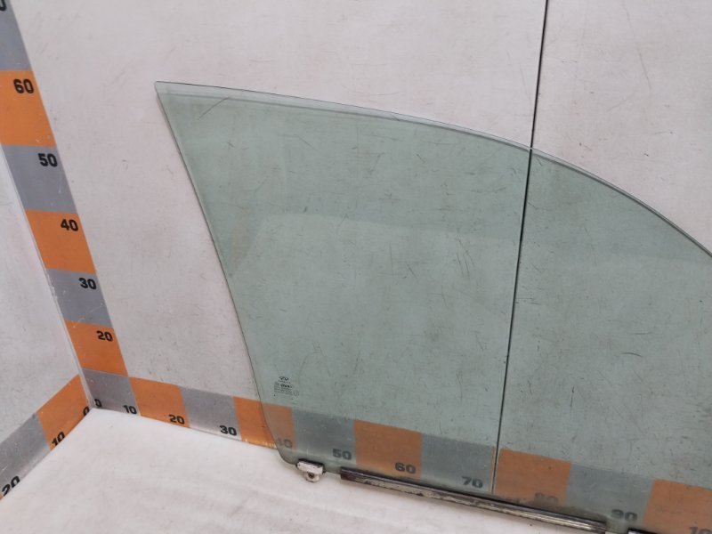 Стекло двери передней левой